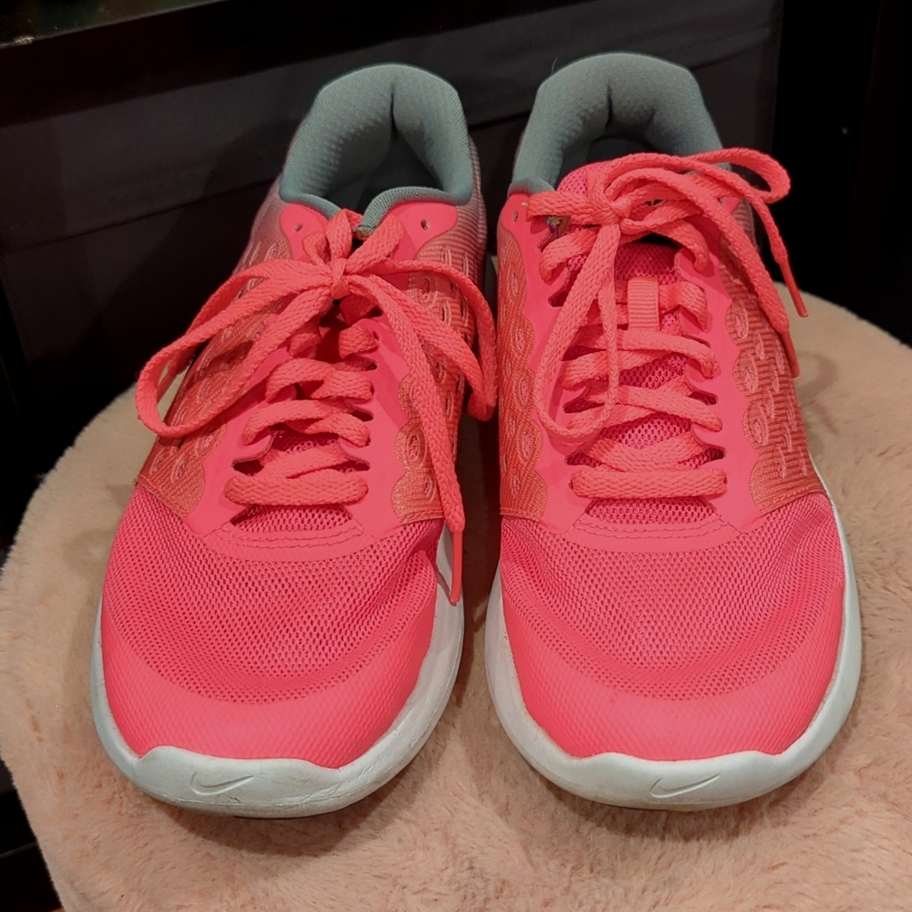 Z914 Nike Girls Lunastelos (Big Kid) Pink Blast/Stealth/White/Black 5.5Y US Neon